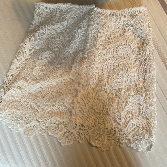 White lace mini skirt, love this piece, well taken care of! - Picture 3 of 5
